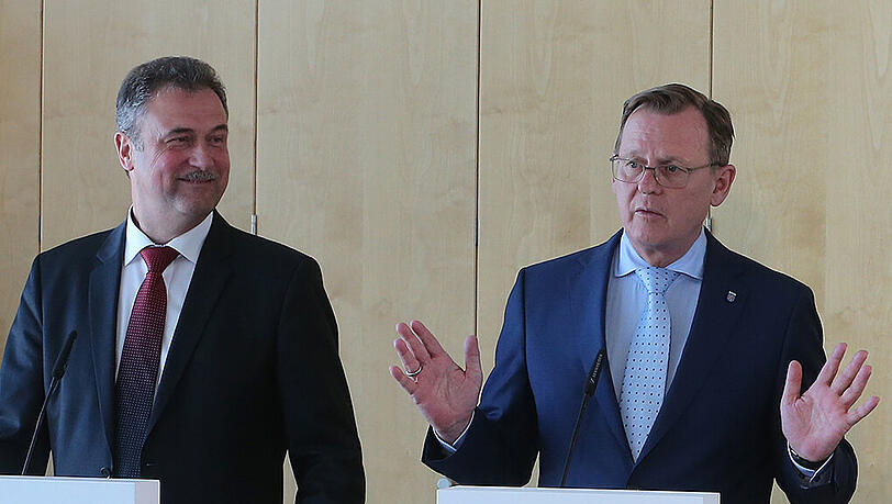 Der Schlichter, Thüringens Ministerpräsident Bodo Ramelow, stellt gemeinsam mit GDL-Chef Claus Weselsky das Ergebnis der Schlichtung im Tarifkonflikt zwischen der GDL und der Deutschen Bahn vor. Der Schlichter, Thüringens Ministerpräsident Bodo Ramelow, stellt gemeinsam mit GDL-Chef Claus Weselsky das Ergebnis der Schlichtung im Tarifkonflikt zwischen der GDL und der Deutschen Bahn vor.