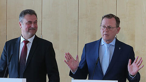 Der Schlichter, Thüringens Ministerpräsident Bodo Ramelow, stellt gemeinsam mit GDL-Chef Claus Weselsky das Ergebnis der Schlichtung im Tarifkonflikt zwischen der GDL und der Deutschen Bahn vor.