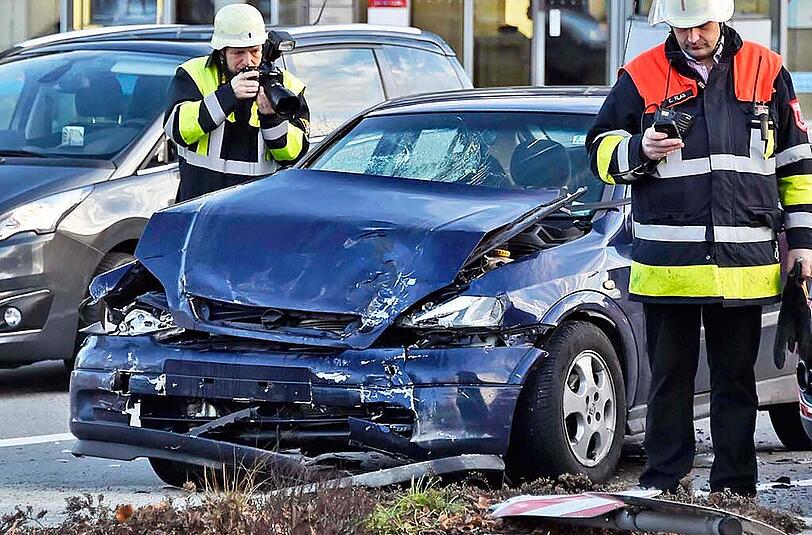 Bilder vom Verkehrsunfall in Ottobrunn: Ein Pkw kollidierte in einer Kreuzung mit einem Notarztwagen, während sich dieser auf einem Einsatz befunden hat.