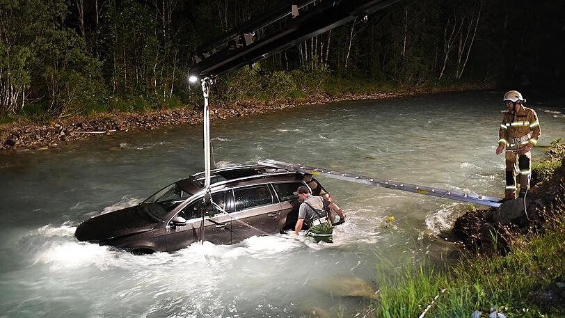 Wohl wegen eines Ausweichmanövers landeten die beiden Männer mit ihrem Auto im Rißbach. Die Bilder.