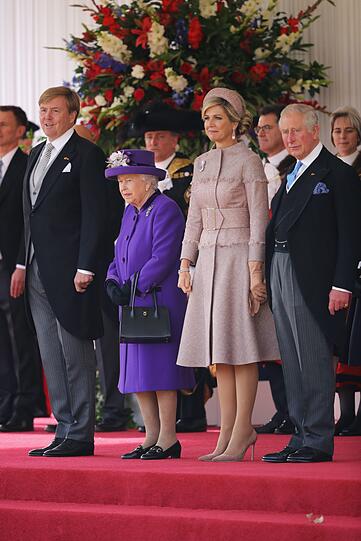 Die britische Königin Elizabeth II. (2.v.l.) und Prinz Charles (2.v.r.) nehmen an der feierlichen Begrüßung des niederländischen Königs Willem-Alexander (l) und seiner Frau Maxima zu ihrem Staatsbesuch in Großbritannien teil.
