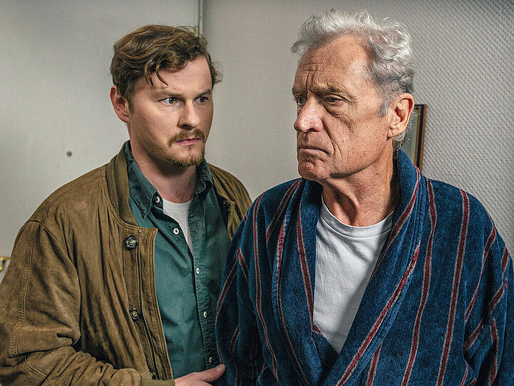 "Mein vergessenes Leben": Sohn Markus (Shenja Lacher) will Alexander (Robert Atzorn) abholen. Der erinnert sich jedoch nicht an ihren Termin.