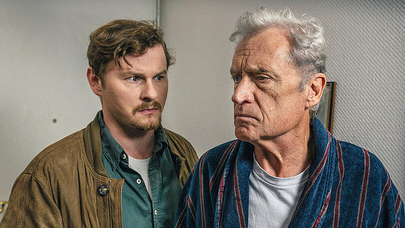 "Mein vergessenes Leben": Sohn Markus (Shenja Lacher) will Alexander (Robert Atzorn) abholen. Der erinnert sich jedoch nicht an ihren Termin. "Mein vergessenes Leben": Sohn Markus (Shenja Lacher) will Alexander (Robert Atzorn) abholen. Der erinnert sich jedoch nicht an ihren Termin.