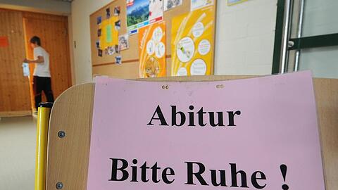 "Abitur - Bitte Ruhe!" steht auf einem Schild. Foto: picture alliance / dpa/Symbolbild