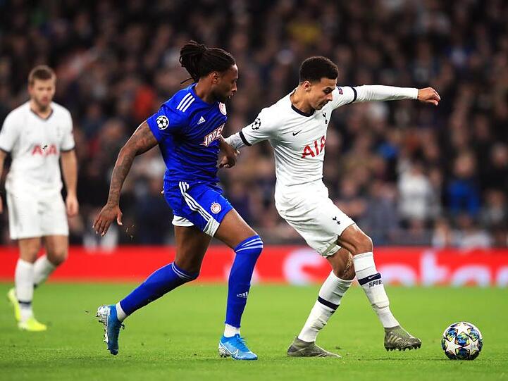 Dele Alli (r) machte mit Tottenham Hotspur den Achtelfinaleinzug klar.