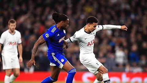 Dele Alli (r) machte mit Tottenham Hotspur den Achtelfinaleinzug klar.