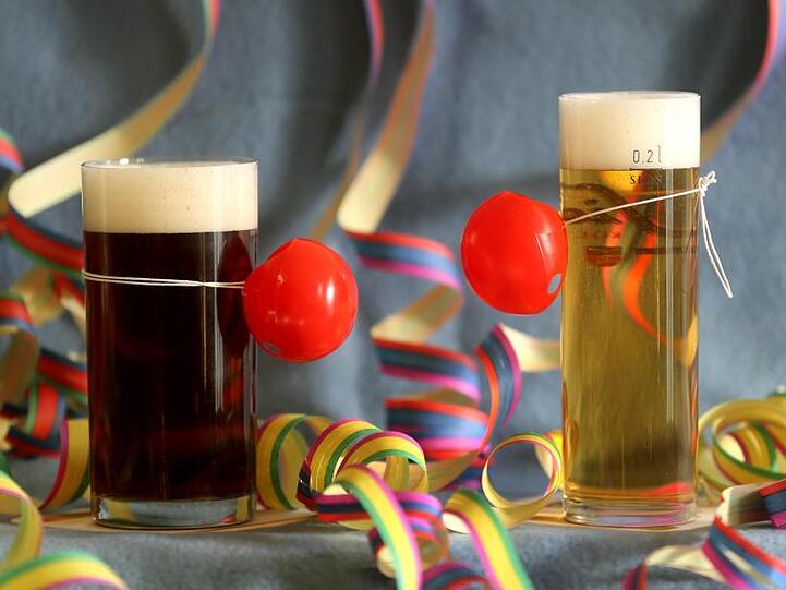 Ein Altbier und ein Kölsch mit Pappnasen.