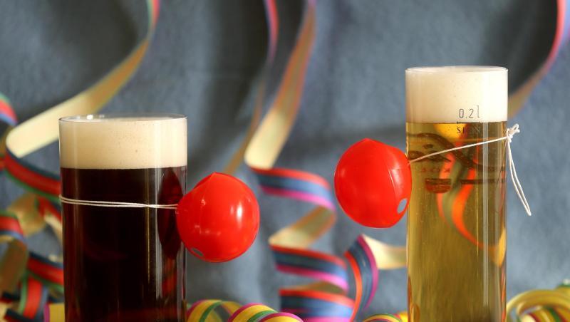 Ein Altbier und ein Kölsch mit Pappnasen. Ein Altbier und ein Kölsch mit Pappnasen.