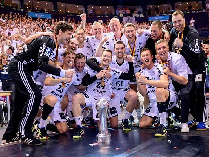 Die Kieler Mannschaft feiert den Pokalsieg.