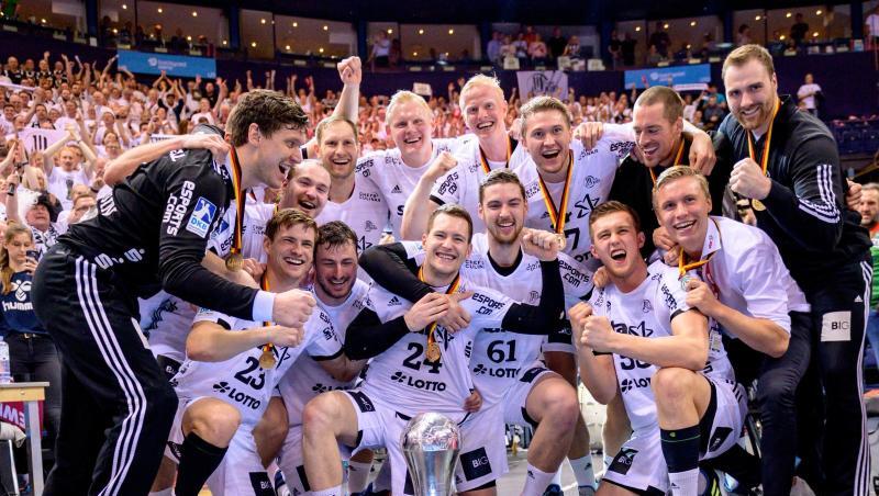 Die Kieler Mannschaft feiert den Pokalsieg. Die Kieler Mannschaft feiert den Pokalsieg.