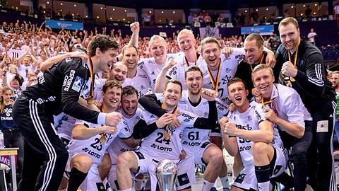 Die Kieler Mannschaft feiert den Pokalsieg.