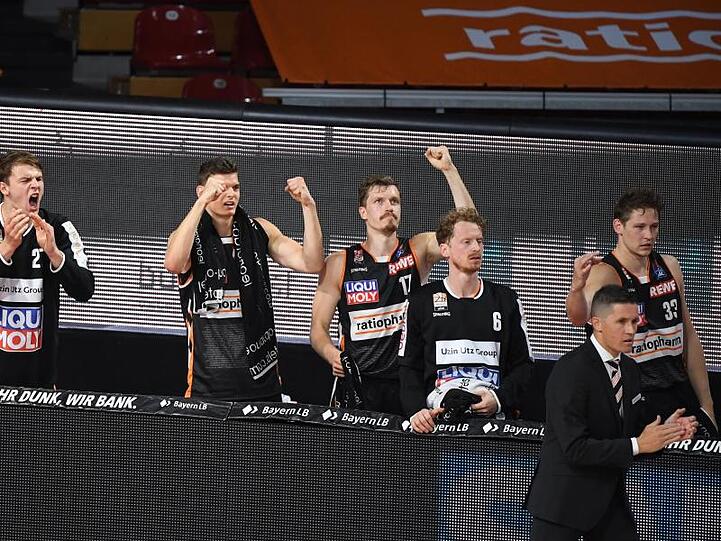 Trainer Jaka Lakovic (r) und die Ulmer Bank jubeln kurz vor Spielende.