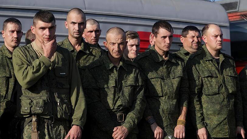 Russische Rekruten warten auf einem Bahnhof in der Region Wolgograd auf einen Zug.