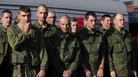 Russische Rekruten warten auf einem Bahnhof in der Region Wolgograd auf einen Zug.