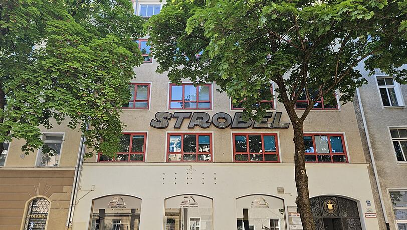 Das Haus Heimeranstraße 68. Der Schriftzug verrät es: Hier und im Nebenhaus mit der Nr. 70 war einst die Nähmaschinefabrik Strobel ansässig. 	Foto: my