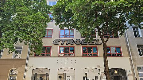 Das Haus Heimeranstraße 68. Der Schriftzug verrät es: Hier und im Nebenhaus mit der Nr. 70 war einst die Nähmaschinefabrik Strobel ansässig. 	Foto: my