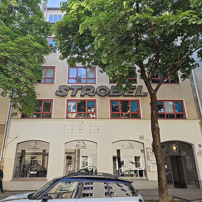 Das Haus Heimeranstraße 68. Der Schriftzug verrät es: Hier und im Nebenhaus mit der Nr. 70 war einst die Nähmaschinefabrik Strobel ansässig. 	Foto: my