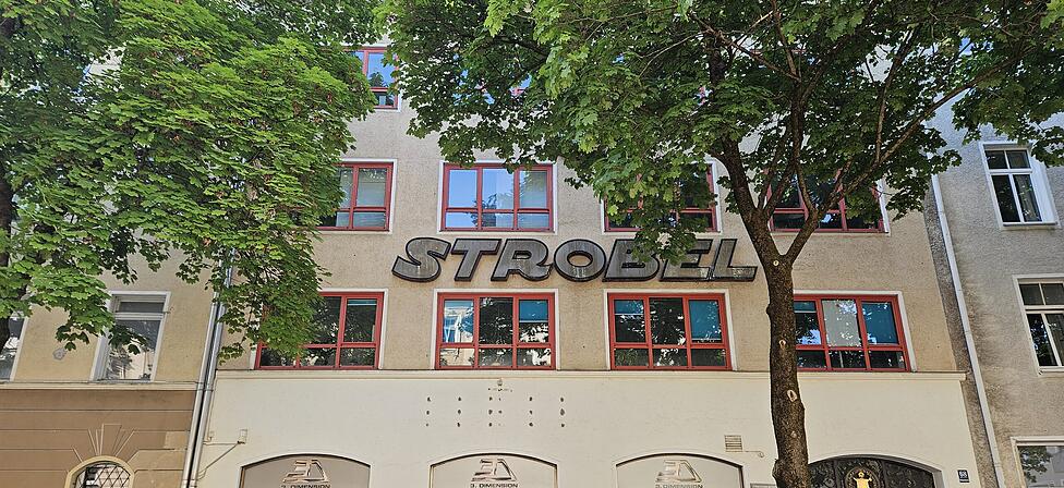 Das Haus Heimeranstraße 68. Der Schriftzug verrät es: Hier und im Nebenhaus mit der Nr. 70 war einst die Nähmaschinefabrik Strobel ansässig. 	Foto: my