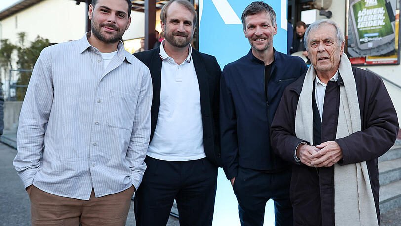 Löwen-Legenden verschiedener Generationen: Kevin Volland, Daniel Bierofka, Benny Lauth und Fredi Heiß (v.l.) bei der Premiere der 1860-Dokumentation "Rise & Fall" im Cincinnati-Kino.
TSV 1860 München
Saison 2025 / 2026
Copyright by : sampics Photographie
Bierbaumstrasse 6
81243 München
TEL.: ++49/89/82908620 , FAX : ++49/89/82908621 , E-mail : sampics@t-online.de
Bankverbindung : Hypovereinsbank München Konto : 1640175229 , BLZ 70020270
IBAN : DE78700202701640175229 BIC : HYVEDEMMXXX
weitere Motive finden sie unter : sampics.de Löwen-Legenden verschiedener Generationen: Kevin Volland, Daniel Bierofka, Benny Lauth und Fredi Heiß (v.l.) bei der Premiere der 1860-Dokumentation "Rise & Fall" im Cincinnati-Kino.
TSV 1860 München
Saison 2025 / 2026
Copyright by : sampics Photographie
Bierbaumstrasse 6
81243 München
TEL.: ++49/89/82908620 , FAX : ++49/89/82908621 , E-mail : sampics@t-online.de
Bankverbindung : Hypovereinsbank München Konto : 1640175229 , BLZ 70020270
IBAN : DE78700202701640175229 BIC : HYVEDEMMXXX
weitere Motive finden sie unter : sampics.de