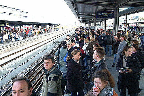 Warten auf die zweite Stammstrecke: Geduldig müssen die Fahrgäste am Ostbahnhof ausharren, weil wieder einmal ein S-Bahn-Chaos ausgebrochen ist.