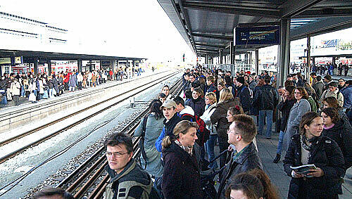 Warten auf die zweite Stammstrecke: Geduldig müssen die Fahrgäste am Ostbahnhof ausharren, weil wieder einmal ein S-Bahn-Chaos ausgebrochen ist. Warten auf die zweite Stammstrecke: Geduldig müssen die Fahrgäste am Ostbahnhof ausharren, weil wieder einmal ein S-Bahn-Chaos ausgebrochen ist.