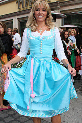 Diese Trachtlerin hat ein Dirndl mit klassischer Form und moderner Farbwahl ausgewählt.