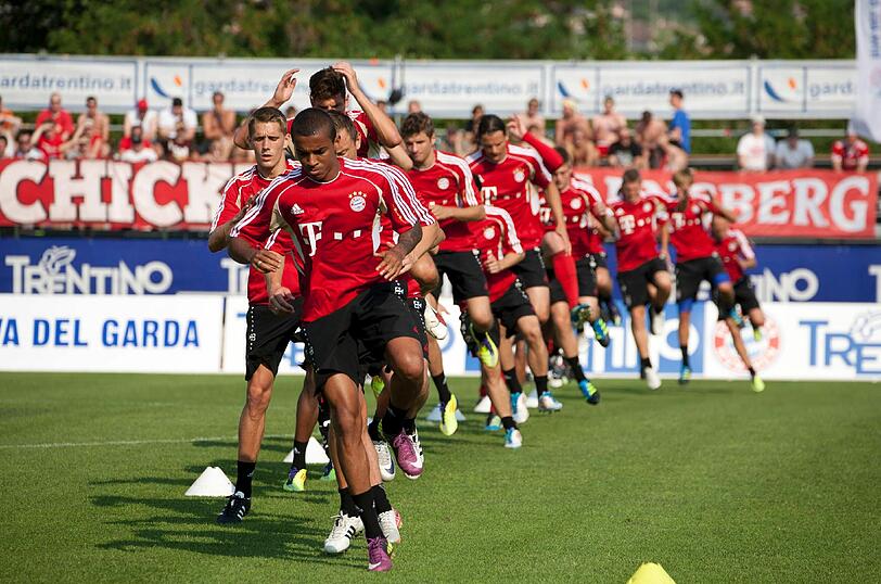Bayern Training mit Spezial-Gast Uli Hoeneß: Die Bilder vom Gardasee