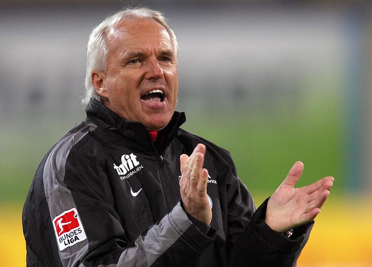 Applaudierend am Spielfeldrand: Hansa-Trainer Peter Vollmann.