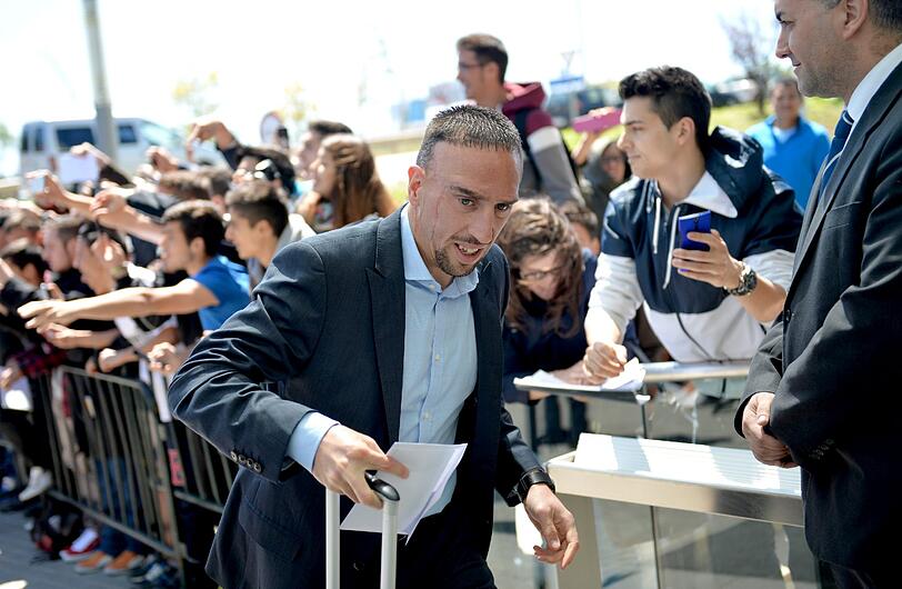 Franck Ribéry schiebt seinen Rollkoffer. "Barca wird alles zeigen", hatte er am Flughafen in München gesagt.