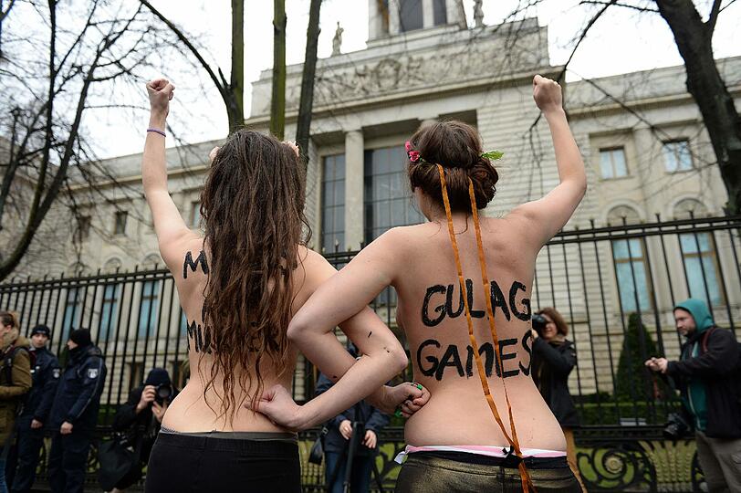 Protest vor der russischen Botschaft in Berlin: Femen-Aktivistinnen demonstrieren zum Auftakt in Sotschi gegen die "Gulag-Spiele".