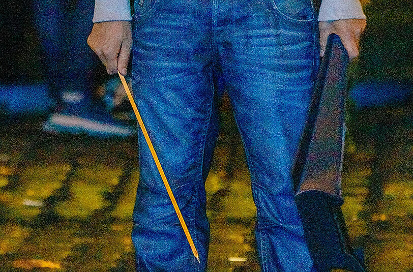 Dieser Demonstrant ist mit einem Metallspieß bewaffnet.