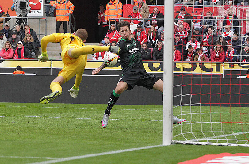 Leon Andreasen überwindet Kölns Torhüter Timo Horn - mit dem Arm.