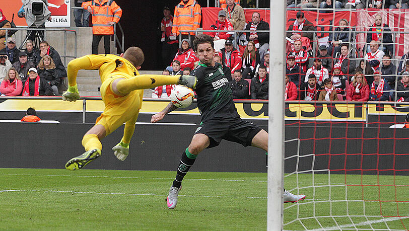 Leon Andreasen überwindet Kölns Torhüter Timo Horn - mit dem Arm. Leon Andreasen überwindet Kölns Torhüter Timo Horn - mit dem Arm.
