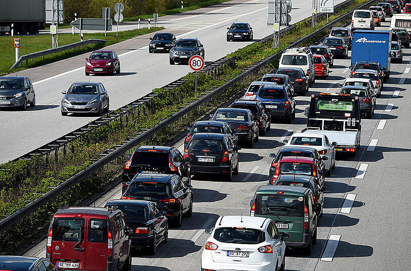 Eine endlose Autoschlange. Vor allem auf den Autobahnen in Bayern geht es nur stockend voran.