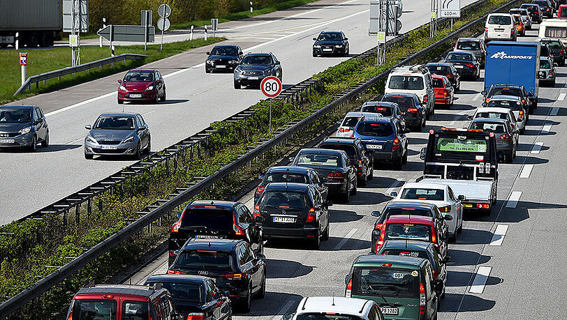Eine endlose Autoschlange. Vor allem auf den Autobahnen in Bayern geht es nur stockend voran. Eine endlose Autoschlange. Vor allem auf den Autobahnen in Bayern geht es nur stockend voran.