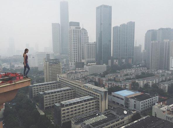 Umso höher, umso besser: Die russische Rooferin Angela Nikolau ist im Selfie-Wahn. Sehen Sie selbst...