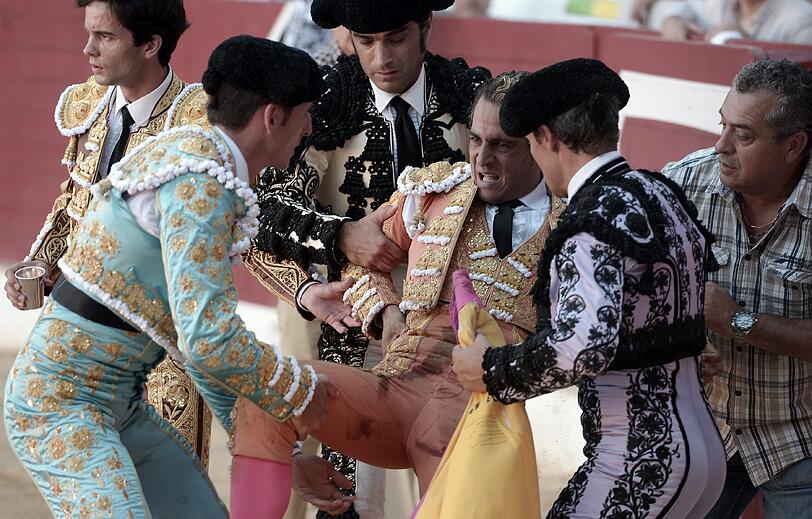 Kurz nach dem der Torero schwer verletzt aus der Arena getragen wird, erliegt er seinen Verletzungen.