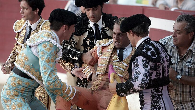 Kurz nach dem der Torero schwer verletzt aus der Arena getragen wird, erliegt er seinen Verletzungen. Kurz nach dem der Torero schwer verletzt aus der Arena getragen wird, erliegt er seinen Verletzungen.