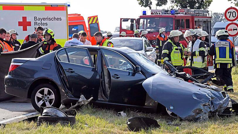 Für Unfallaufnahme und Bergungsarbeiten musste die B12 für mehrere Stunden zwischen Hohenlinden und Forstinning gesperrt werden.