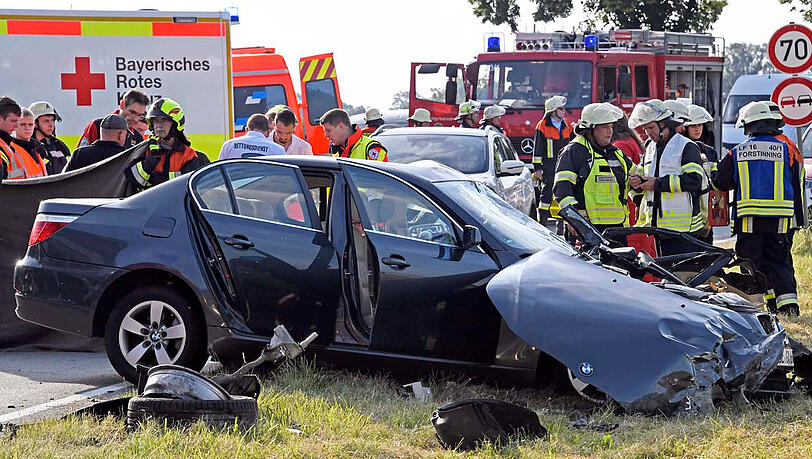 Für Unfallaufnahme und Bergungsarbeiten musste die B12 für mehrere Stunden zwischen Hohenlinden und Forstinning gesperrt werden. Für Unfallaufnahme und Bergungsarbeiten musste die B12 für mehrere Stunden zwischen Hohenlinden und Forstinning gesperrt werden.