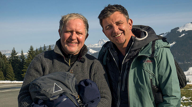 Harald Krassnitzer (l.) und Hans Sigl bei den Dreharbeiten einer Sonderfolge von "Der Bergdoktor"