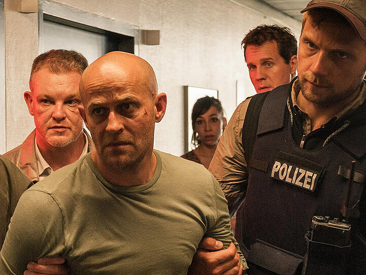 "Blochin" (Jürgen Vogel) wird wegen dringenden Mordverdachts verhaftet und von seinen Kollegen abgeführt