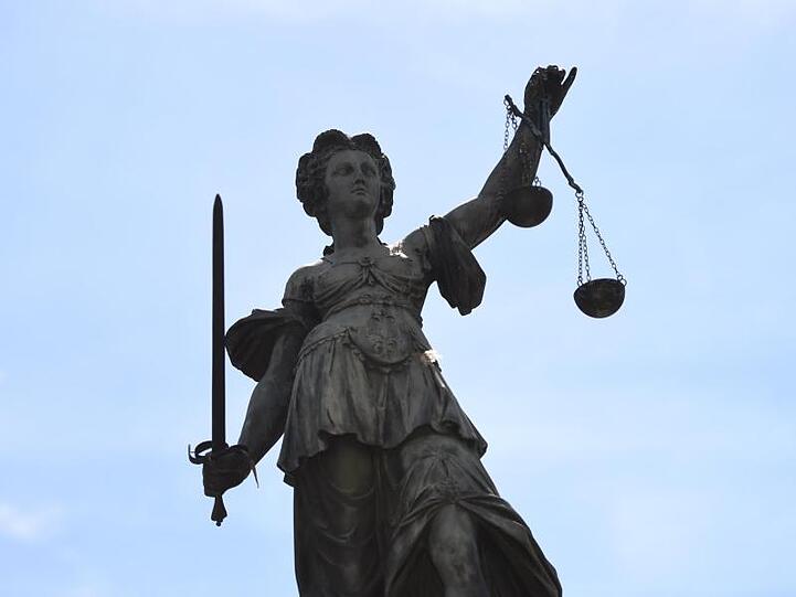 AREine Bronzestatue der römischen Göttin der Gerechtigkeit, Justitia. Foto: Arne Dedert/dpa/Archivbild