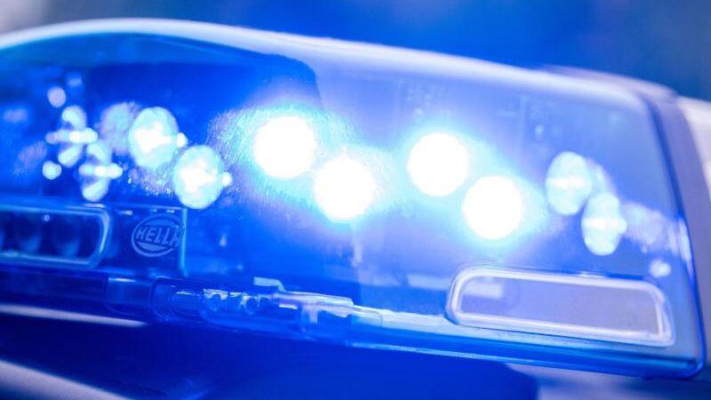 Ein Blaulicht leuchtet an einer Polizeistreife. Foto: Lino Mirgeler/dpa/Symbolbild