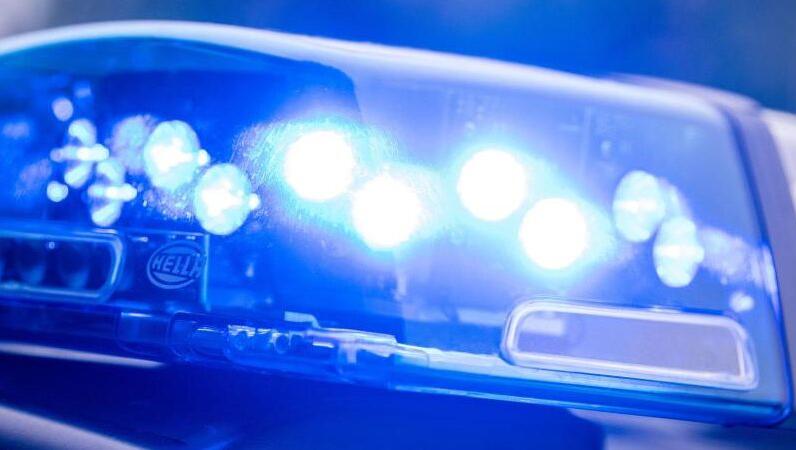 Ein Blaulicht leuchtet an einer Polizeistreife. Foto: Lino Mirgeler/dpa/Symbolbild Ein Blaulicht leuchtet an einer Polizeistreife. Foto: Lino Mirgeler/dpa/Symbolbild