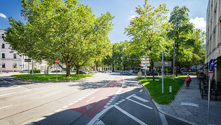 Eine breite Straße zwischen zwei kleinen Grünflächen: So sieht es aktuell an der Kreuzung aus.