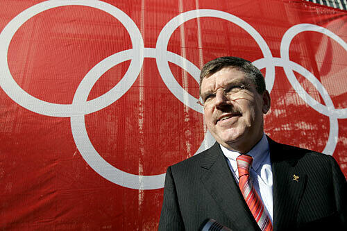 Augen zu und durch: DOSB-Präsident Thomas Bach.