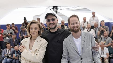 Die russische Schauspielerin Alyona Mikhailova mit dem Regisseur Kirill Serebrennikov und Odin Lund Biron.