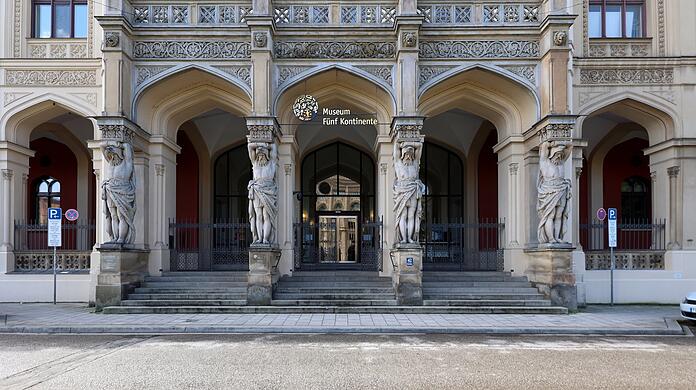 Das geht's rein: das prächtige Portal des Museums Fünf Kontinente in der Maximilianstraße.