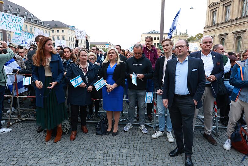 Rund 850 Menschen nahmen an der Solidaritätskundgebung auf dem Odeonsplatz teil.